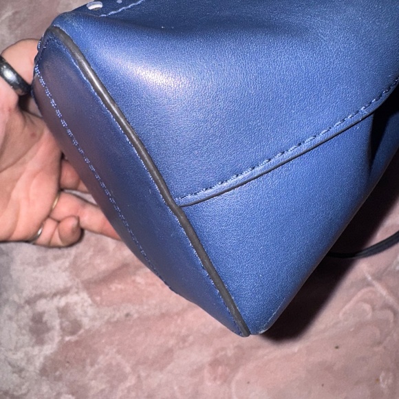 EUC AUTHENTIC TORY BURCH BUCKET CROSS BODY. - Picture 6 of 7